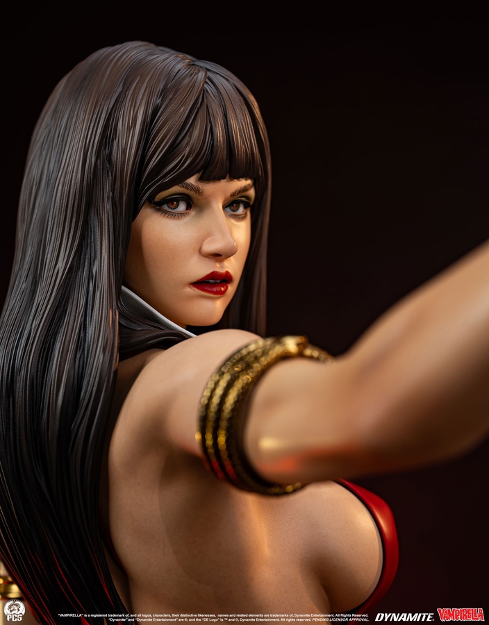 Vampirella - 1:2 Scale
