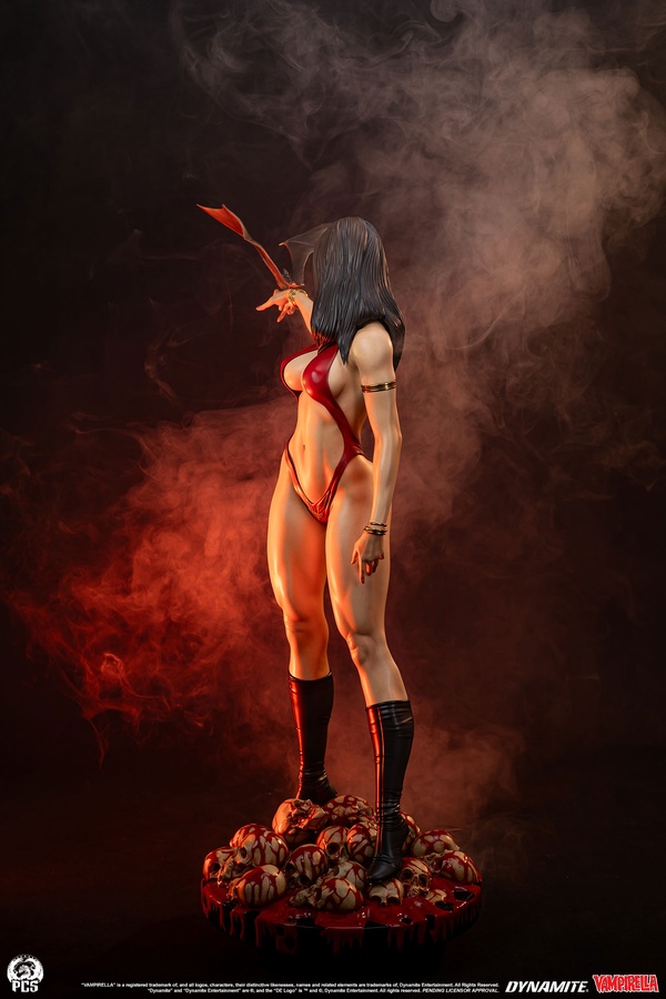 Vampirella - 1:2 Scale