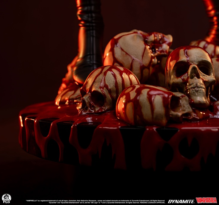 Vampirella - 1:2 Scale