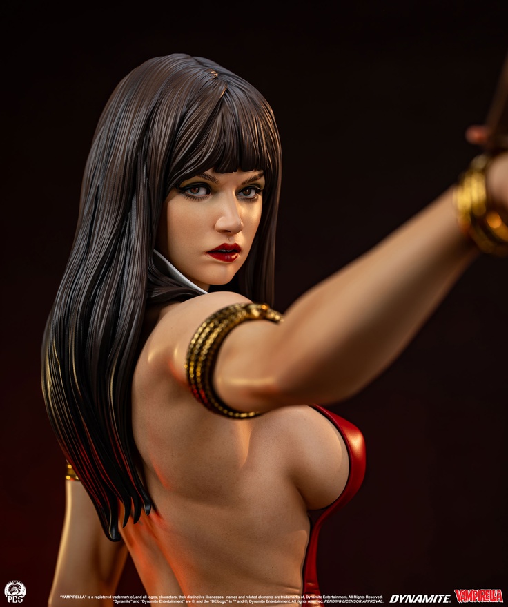 Vampirella - 1:2 Scale